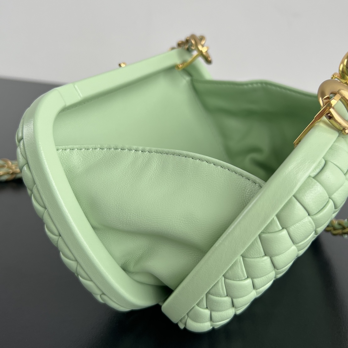 Knot Padded Intreccio Leather Clutch With Chain Green Oasis